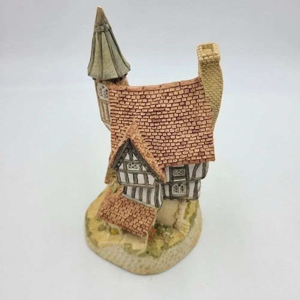 David Winter There Was A Crooked House Figurine Cottage